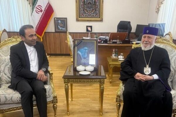 ادای احترام رهبر دینی ارامنه به مقام رهبر شهید انقلاب