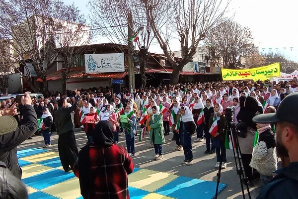 راهپیمایی یوم‌الله ۲۲بهمن با حضور گسترده مردم و نهادها در بانه