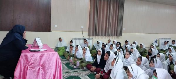 مراسم هفته مبارزه با اعتیاد در دبستان شاهد حاجی‌آباد 