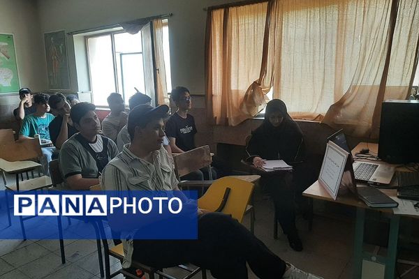  فعالیت پایگاه انتخاب رشته کنکور 1403 با حضور مشاوران برتر در شهرستان ورامین