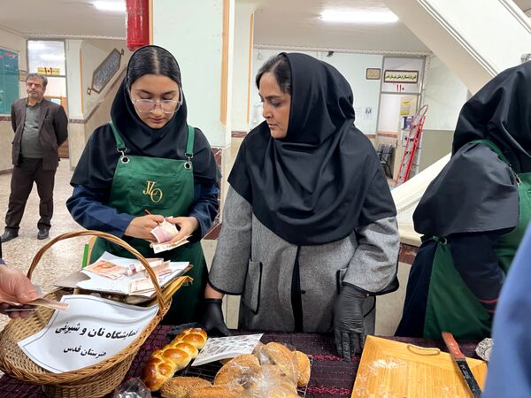 نمایشگاه نان و شیرینی دستپخت دانش‌آموزان هنرستان قدس