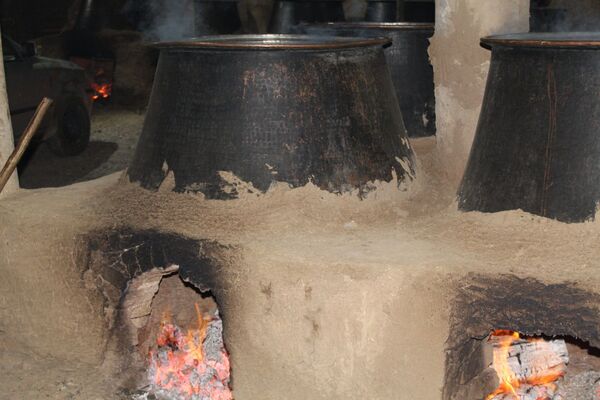 آماده‌سازی هلیم عاشورا در روستای اسحاق آباد نیشابور 
