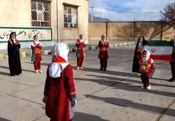 اجرای سرود «نسل آرمانی دو» توسط دانش‌آموزان نورآبادی