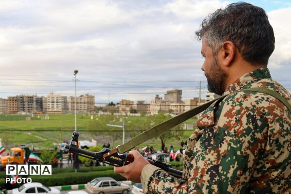 تشکیل زنجیره انسانی اطراف نیروگاه حرارتی برق مشهد