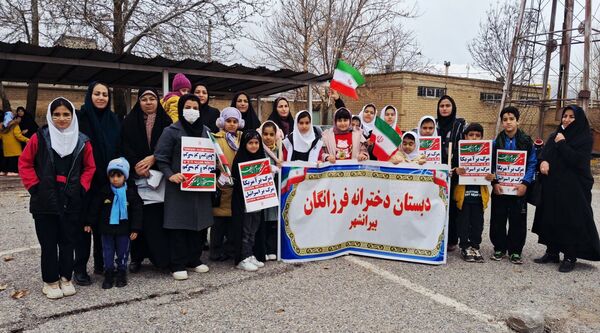 جامعه پرشورفرهنگیان و دانش آموزان در راهپیمایی ۲۲ بهمن منطقه بیرانوند