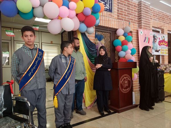 تهیه ویلچر برای دانش‌آموزان کم توان
