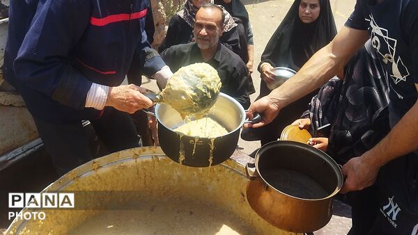 پخش نذری روز عاشورا رسمی قدیمی در روستای حسن آباد بلهر نیشابور 