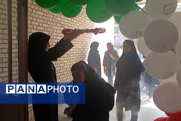  جشن جوانه ها در دبیرستان دخترانه بعثت۲ شهرک وایین آغاز فصل نوین یادگیری