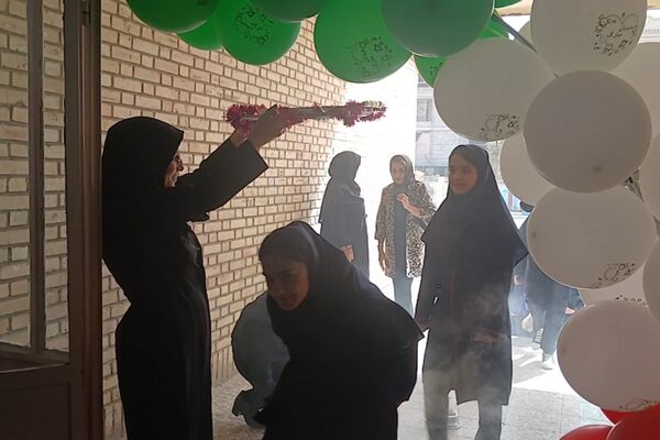  جشن جوانه ها در دبیرستان دخترانه بعثت۲ شهرک وایین آغاز فصل نوین یادگیری