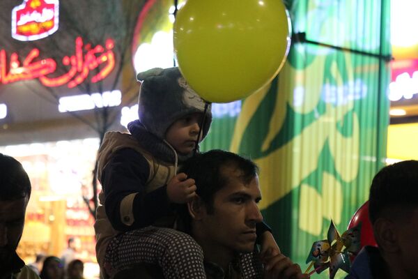خیابان امام رضا(ع)  مشهد مملو از جمعیت در جشن باشکوه شب نیمه شعبان