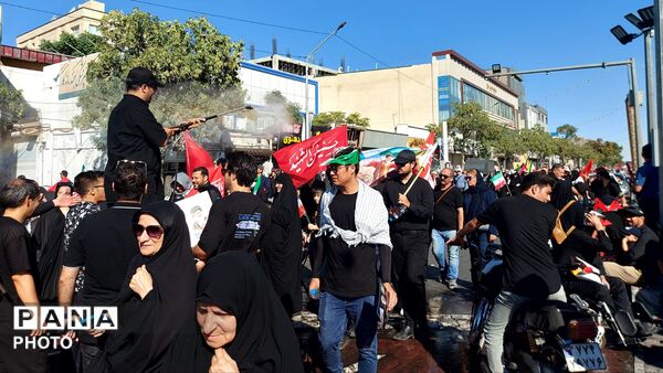 بدرقه باشکوه پیکر رهبر شهید روی دستان پرمهر ملت