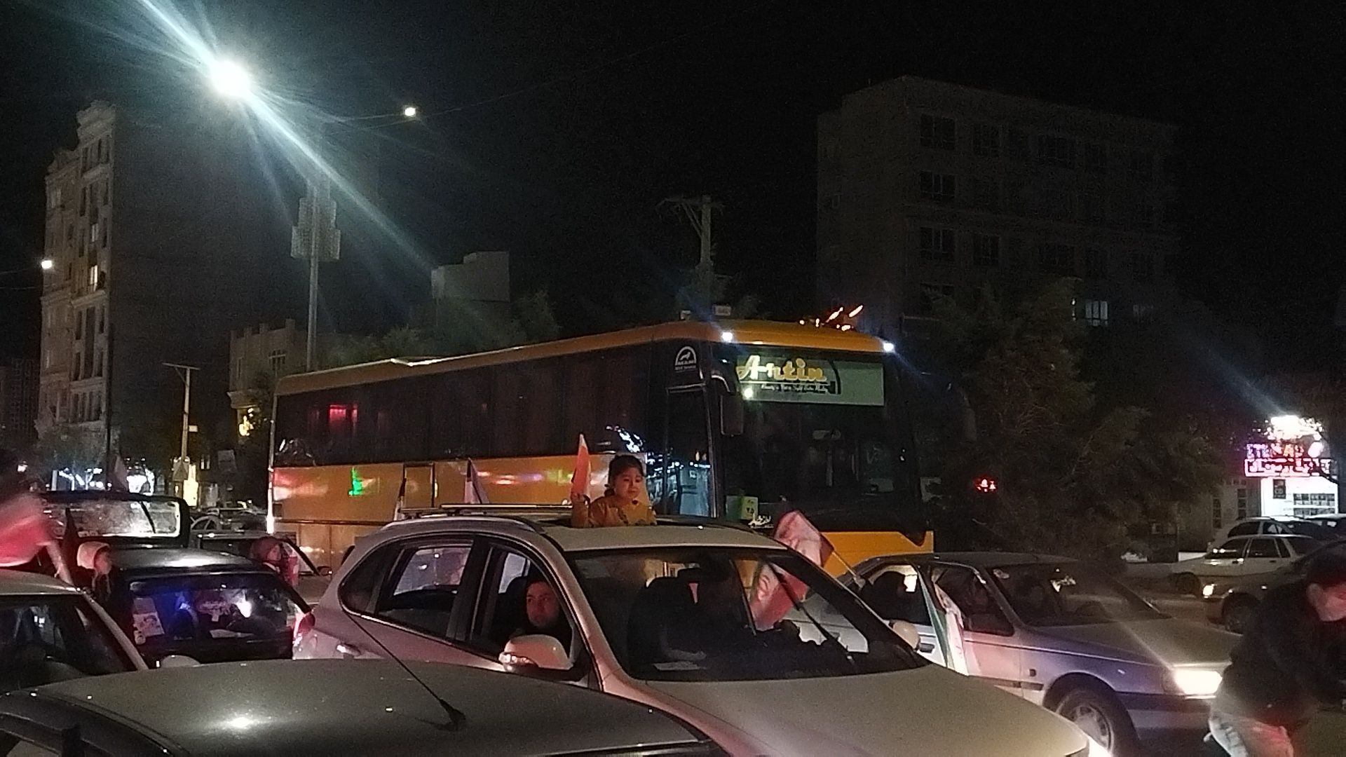 چهل و یکمین رژه ماشینی بلوار فضل نیشابور پس از آغاز جنگ 