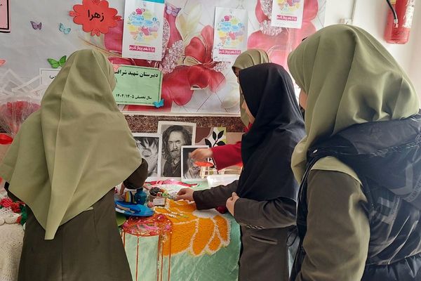 نمایشگاه دست سازه‌های دانش‌آموزان مدرسه شهید شرافت بهارستان‌دو