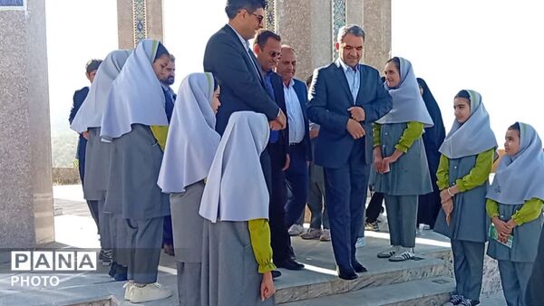تجدید میثاق معاون وزیر و رئیس سازمان مدارس غیردولتی و مشارکت‌های مردمی وزارت آموزش و پرورش با شهدای گمنام در یاسوج