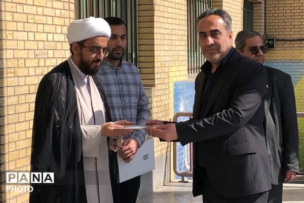 آیین سپاس مربی با حضور پیشتازان سازمان دانش آموزی در ناحیه دو شهرری 