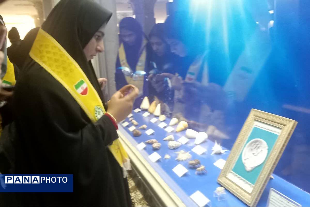 بازدید دانش آموزان پیشتاز اعزامی به مشهد از موزه حرم مطهر رضوی 