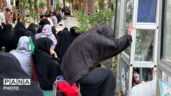 نوای عرفه در کنار شهدا
