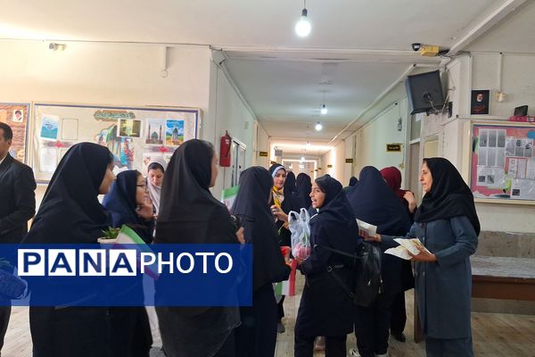 آیین نواختن زنگ مدرسه با شروع سال تحصیلی جدید 