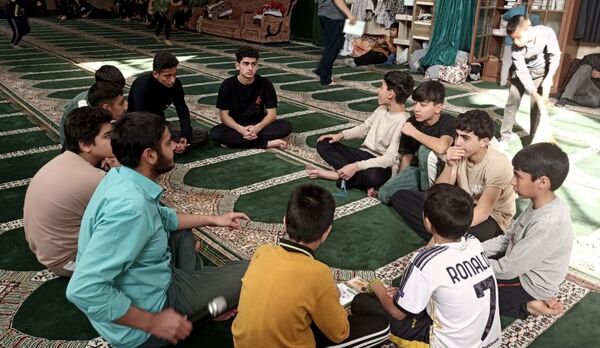 قرار عاشقانه نوجوانان با خدا در سکوت مسجد 