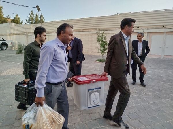 توزیع صندوق‌های اخذ رای دور دوم چهاردهمین دوره انتخابات ریاست جمهوری شهرستان کاشمر 