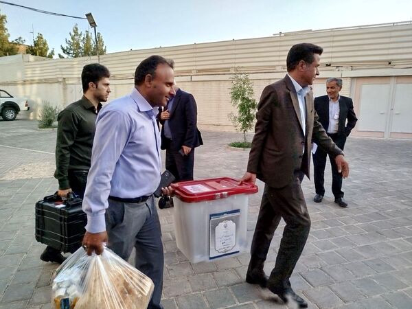 توزیع صندوق‌های اخذ رای دور دوم چهاردهمین دوره انتخابات ریاست جمهوری شهرستان کاشمر 