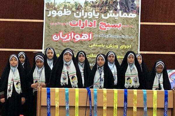 حضور دانش‌آموزان و مسئولان در یادواره شهدا دفاع مقدس ناحیه 2 شهرری 