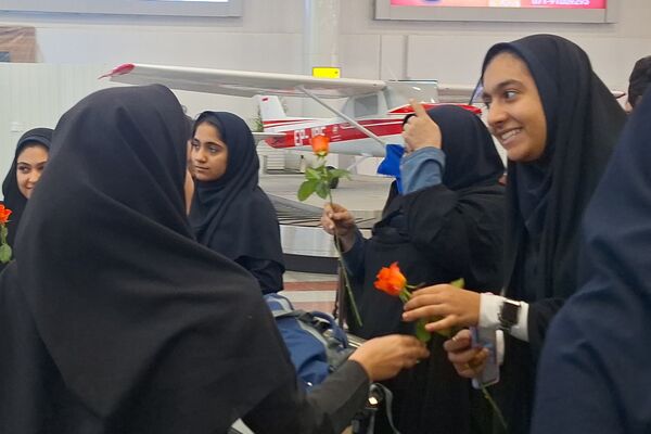 استقبال از زائران حرم امام رئوف در فرودگاه شیراز
