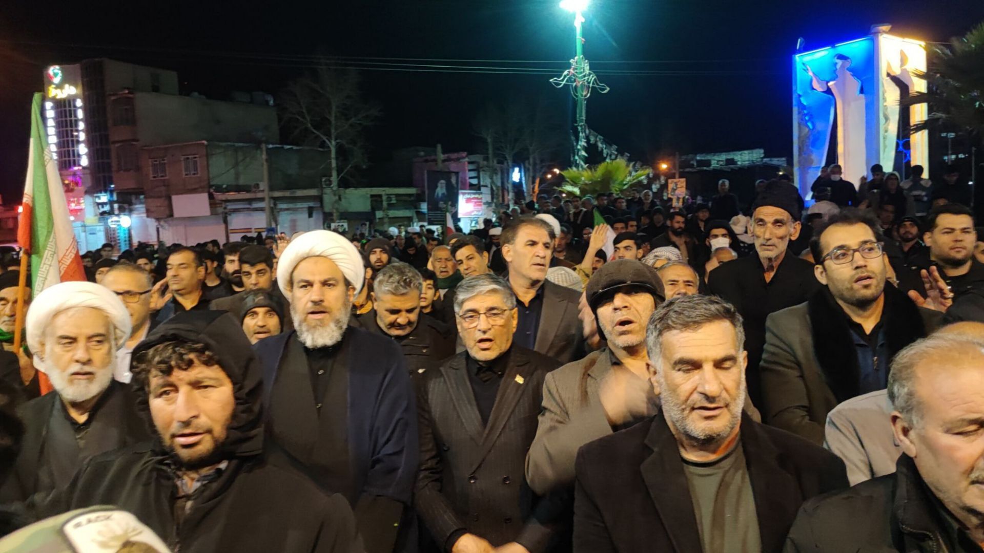 شهرستان کوهدشت هر شب خیابان هایش از مردم غیورش پر می شود