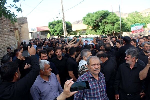 خاکسپاری دو شهید جنگ سوم در گلزار شهدای روستای فردو