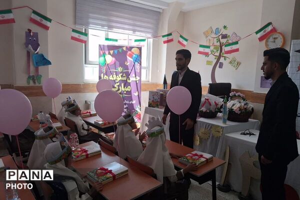 جشن شکوفه‌ها در دبستان بنی‌هاشمی شهرستان رباط‌کریم