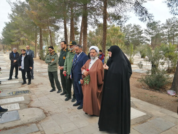 غبارروبی مزار دانش‌آموز شهید «حیدر رضایی» در قم