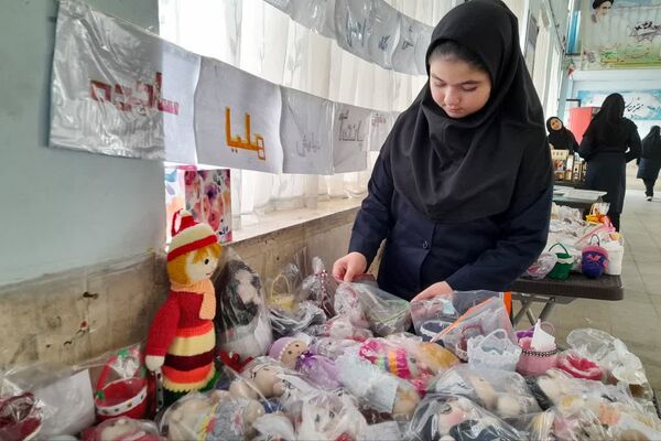 نمایشگاه و بازارچه هنرهای دستی در دبیرستان شاهد فیض شیراز 