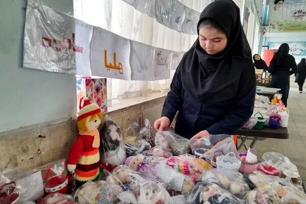 نمایشگاه و بازارچه هنرهای دستی در دبیرستان شاهد فیض شیراز 