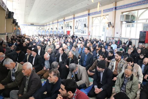 حضور دانش آموزان آموزشگاه شهدای گلدسته و مردم چهاردانگه در نماز جمعه 