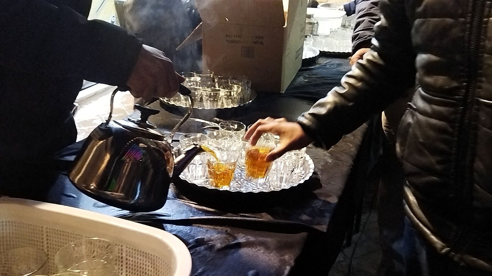 فعالیت چایخانه مسجد جامع نیشابور در شب ۲۳ ماه رمضان 