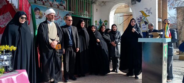 گرامیداشت سالگرد انقلاب با نواختن زنگ در دبیرستان دخترانه شاهد