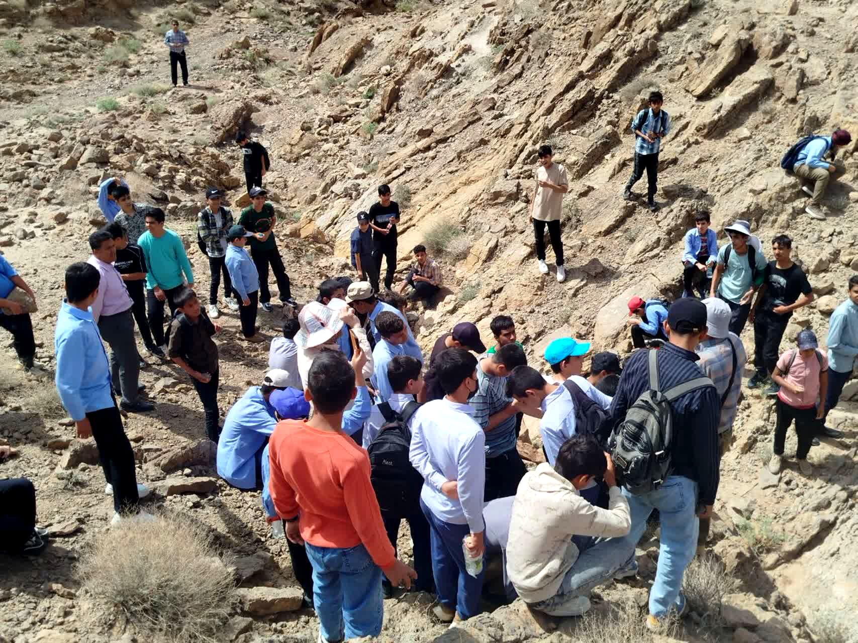برگزاری اردوی علمی-تفریحی فسیل شناسی دبیرستان نمونه دولتی دانش 