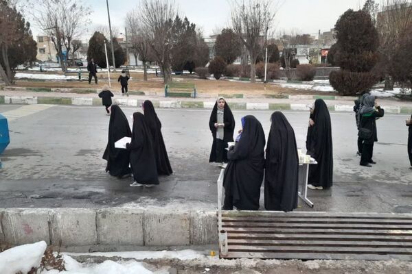 دهه فجر در آینه خدمات مردمی؛ برپایی میز خدمت و ایستگاه صلواتی
