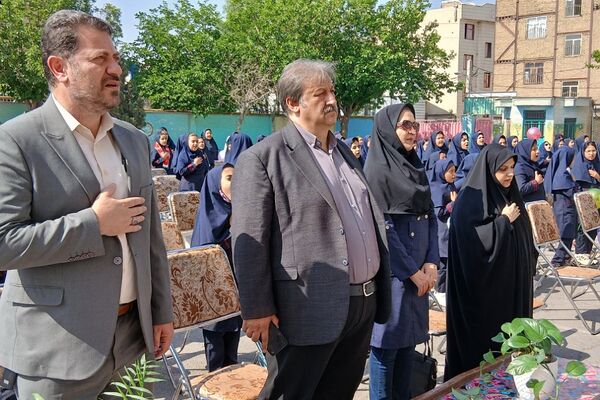 نواختن زنگ سلامت در دبستان حجاب باقرشهر 