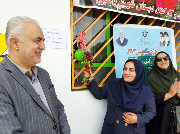 ورود شکوفه‌ها به مدارس در عباس آباد 