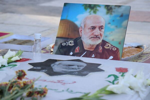 ادای احترام وزیر آموزش و پرورش و فرماندهان سپاه بر مزار سردار شهید کاظمی در بهشت رضا(ع)