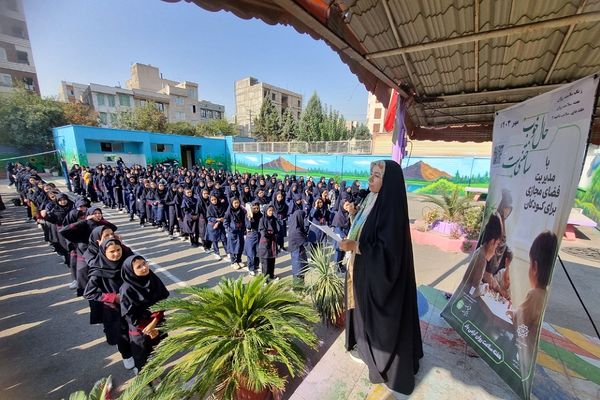 نواخته شدن زنگ سلامت‌روان توسط نماینده شهردار ری در دبیرستان ارشاد