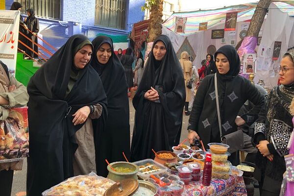 برگزاری بازارچه همدلی با کودکان غزه در دبستان آزاده ناحیه دو شهرری 