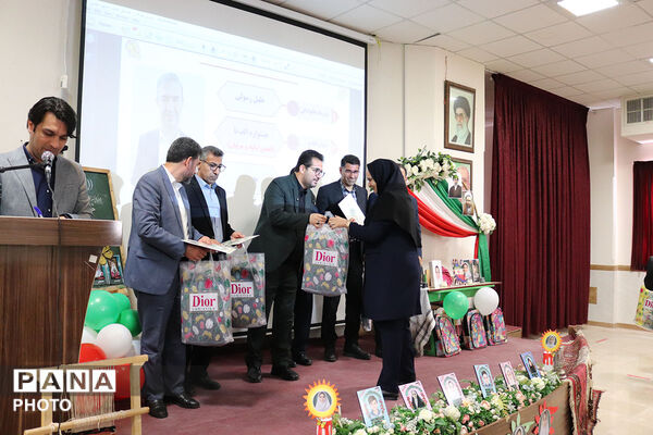تقدیر از منتخبین حوزه ابتدایی توسط مدیر کل آموزش پرورش 