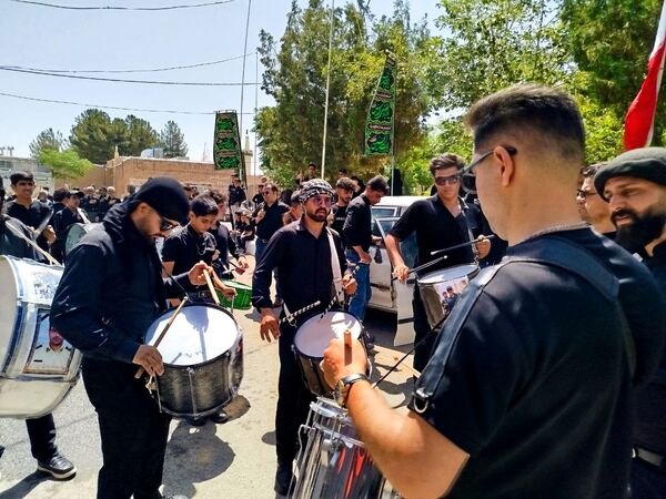 حماسه زنجیرزنی در فدافن؛ عزاداری دهه اول محرم با حضور پرشور جوانان