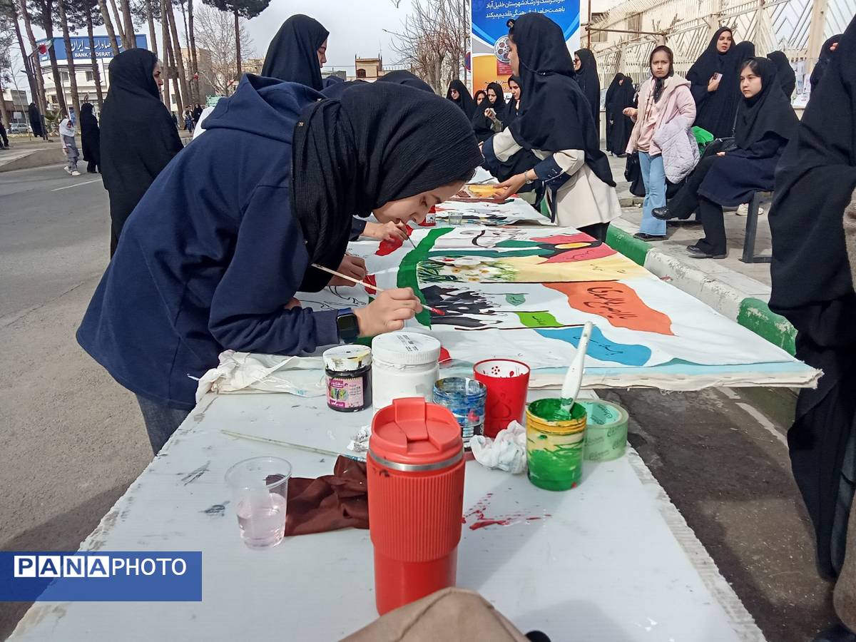 نقاشی چند متری در حاشیه راهپیمایی ۲۲ بهمن در خلیل آباد