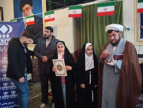 تقدیر از دانش‌آموزان برتر نهج البلاغه ناحیه 4 کرج