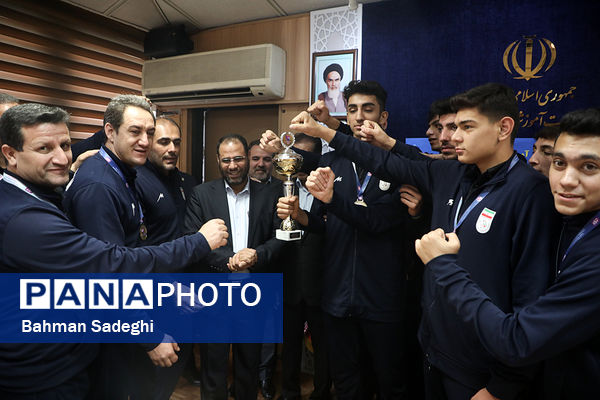  دیدار صمیمی وزیر آموزش و پرورش با قهرمانان رقابت‌های جهانی والیبال دانش‌‌آموزی صربستان ۲۰۲۴