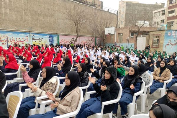 تقدیر از رتبه‌های برتر درسی در دبیرستان سپاهان بهارستان‌دو