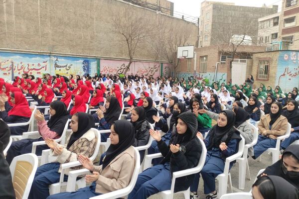 تقدیر از رتبه‌های برتر درسی در دبیرستان سپاهان بهارستان‌دو